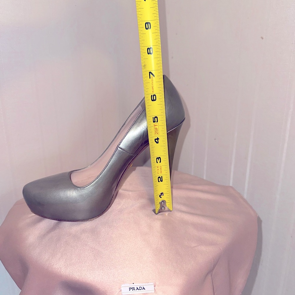 💃 $800 Prada Patent Leather Grey Pearl Platform Pumps Luxurious & Chic | Sz 37 - Picture 3 of 11